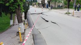 Vészhelyzet: beszakadt Slănic Prahova egyik utcája – két méteres kráter keletkezett